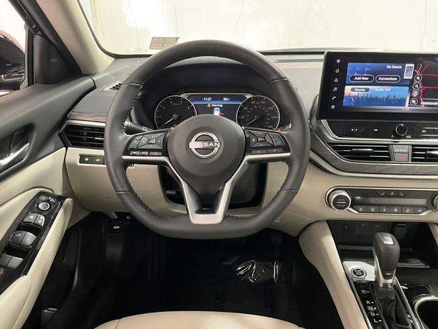 Photo of 2024 Super Black Clearcoat Nissan Altima