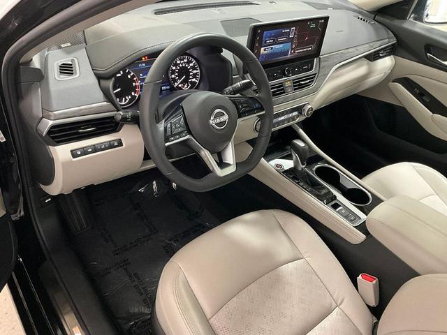 Photo of 2024 Super Black Clearcoat Nissan Altima