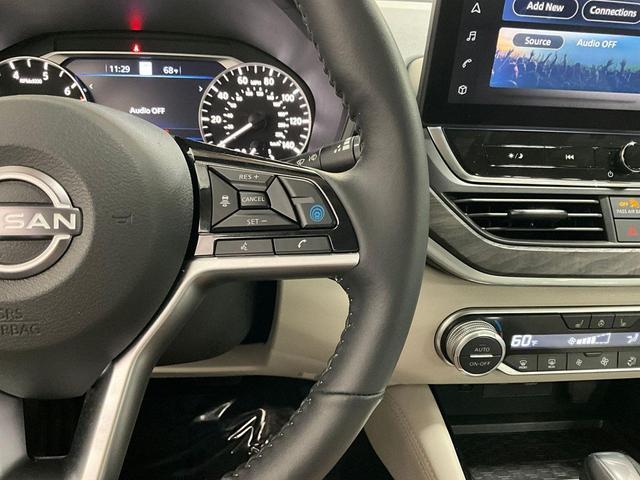 Photo of 2024 Super Black Clearcoat Nissan Altima
