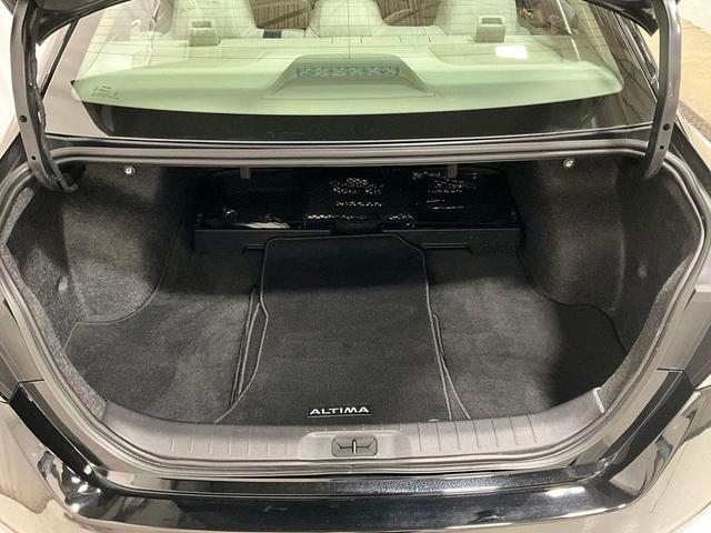 Photo of 2024 Super Black Clearcoat Nissan Altima