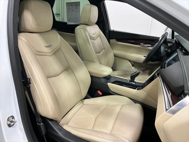 Photo of 2018 Crystal White Tricoat Cadillac XT5