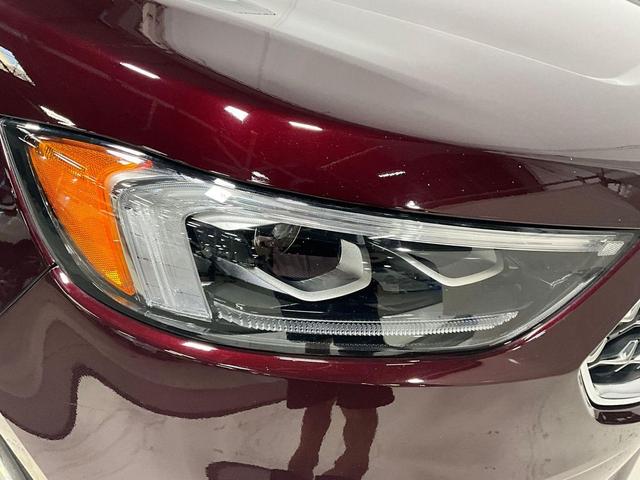 Photo of 2021 Burgundy Velvet Metallic Tinted Clearcoat Ford Edge