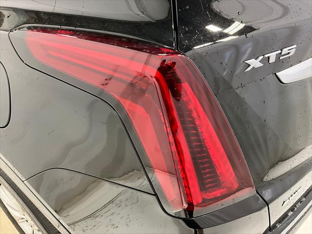 Photo of 2021 Stellar Black Metallic Cadillac XT5