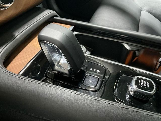 Photo of 2023 Onyx Black Metallic Volvo XC90 Recharge Plug-In Hybrid