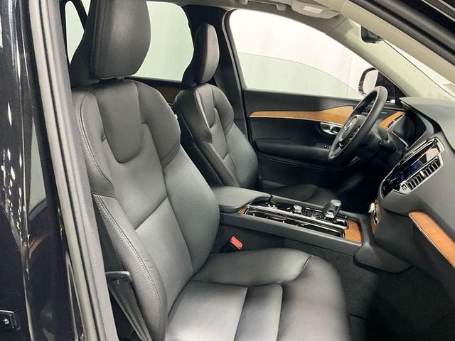 Photo of 2023 Onyx Black Metallic Volvo XC90 Recharge Plug-In Hybrid