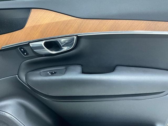 Photo of 2023 Onyx Black Metallic Volvo XC90 Recharge Plug-In Hybrid