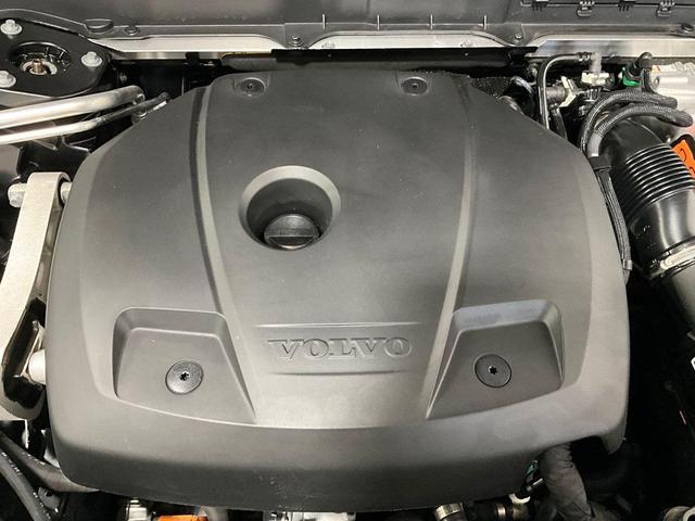 Photo of 2023 Onyx Black Metallic Volvo XC90 Recharge Plug-In Hybrid