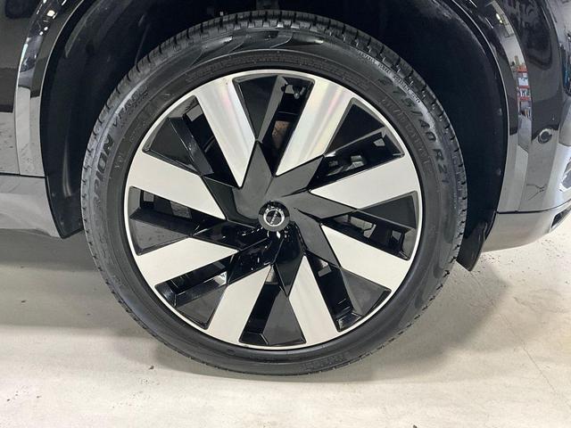 Photo of 2023 Onyx Black Metallic Volvo XC90 Recharge Plug-In Hybrid