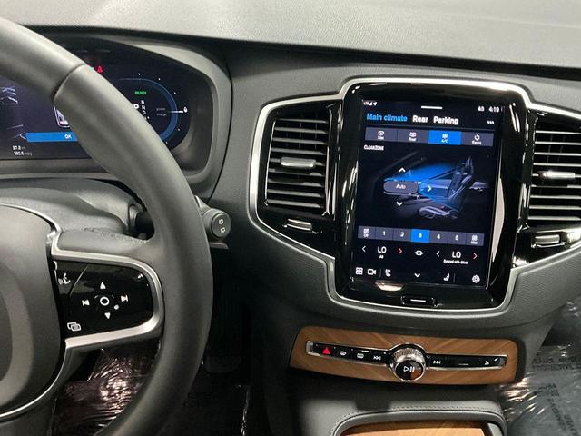 Photo of 2023 Onyx Black Metallic Volvo XC90 Recharge Plug-In Hybrid
