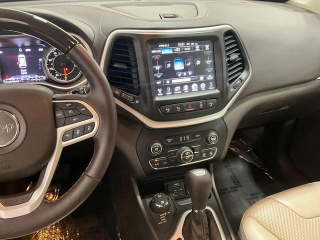 Photo of 2018 Bright White Clearcoat Jeep Cherokee