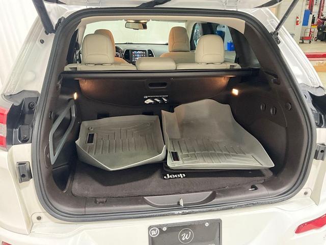 Photo of 2018 Bright White Clearcoat Jeep Cherokee