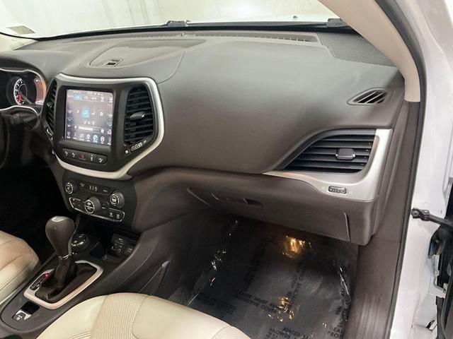 Photo of 2018 Bright White Clearcoat Jeep Cherokee