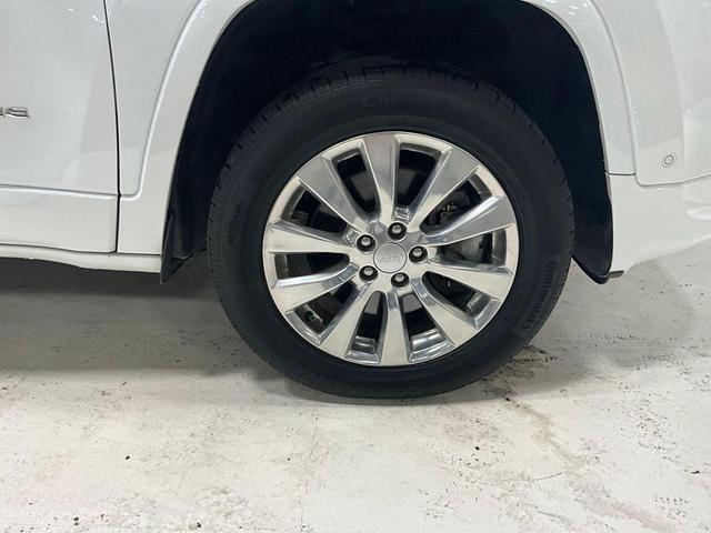 Photo of 2018 Bright White Clearcoat Jeep Cherokee