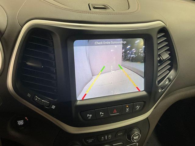 Photo of 2018 Bright White Clearcoat Jeep Cherokee
