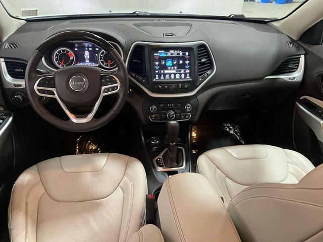 Photo of 2018 Bright White Clearcoat Jeep Cherokee