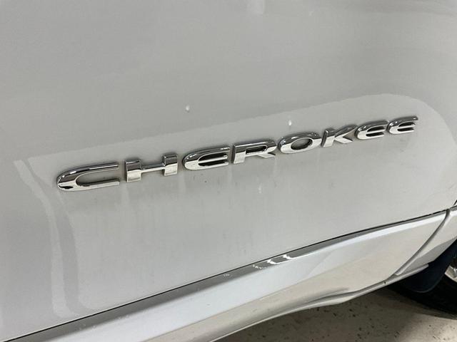 Photo of 2018 Bright White Clearcoat Jeep Cherokee