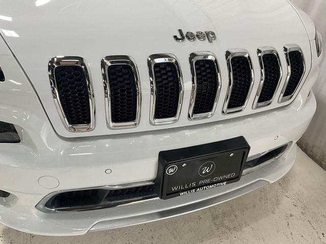 Photo of 2018 Bright White Clearcoat Jeep Cherokee