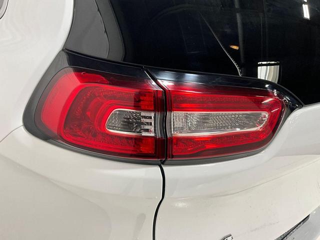 Photo of 2018 Bright White Clearcoat Jeep Cherokee