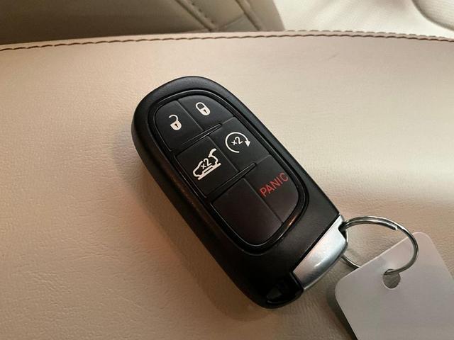 Photo of 2018 Bright White Clearcoat Jeep Cherokee