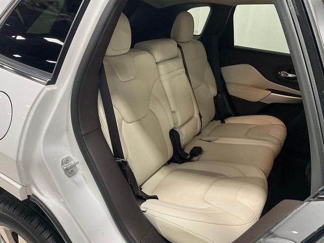 Photo of 2018 Bright White Clearcoat Jeep Cherokee