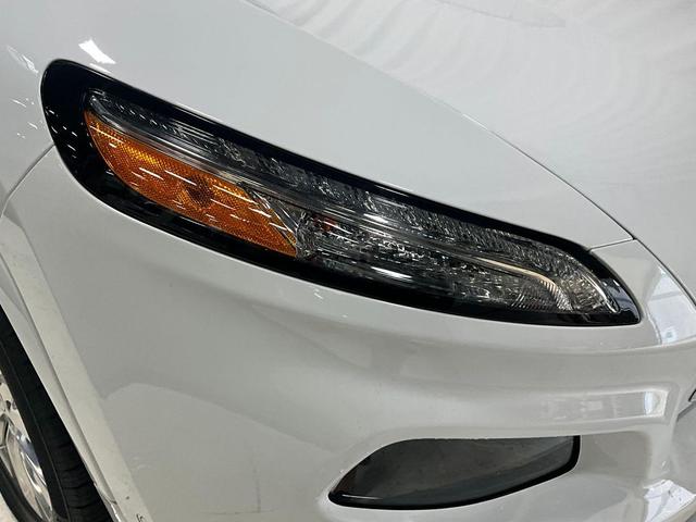 Photo of 2018 Bright White Clearcoat Jeep Cherokee