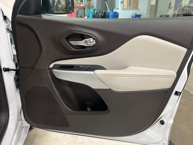 Photo of 2018 Bright White Clearcoat Jeep Cherokee