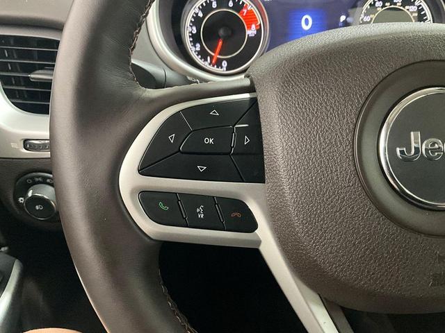 Photo of 2018 Bright White Clearcoat Jeep Cherokee
