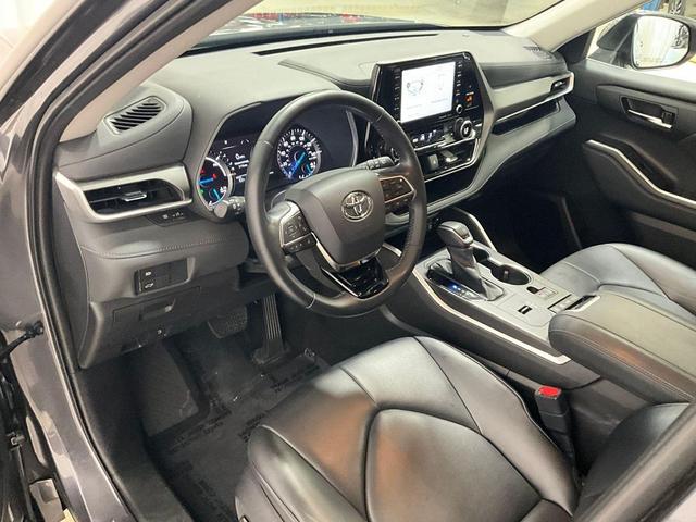 Photo of 2021 Blizzard Pearl Toyota Highlander Hybrid