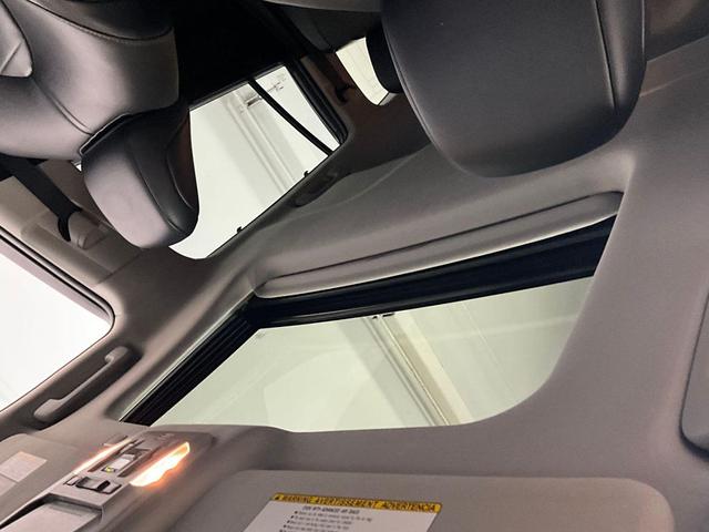 Photo of 2021 Blizzard Pearl Toyota Highlander Hybrid