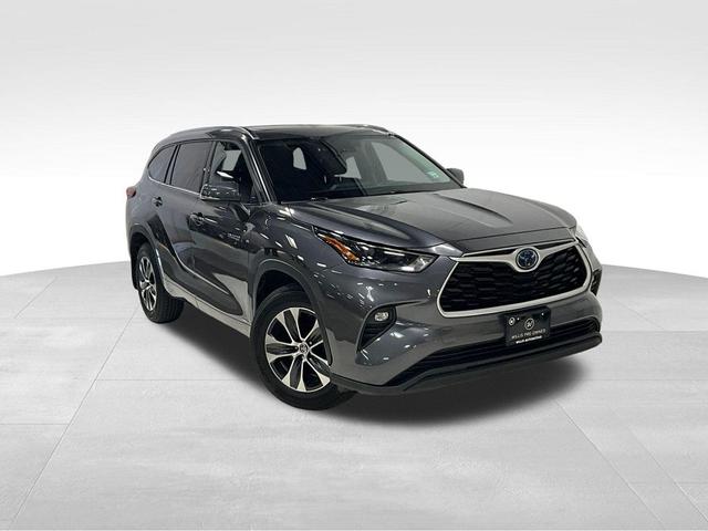 Photo of 2021 Blizzard Pearl Toyota Highlander Hybrid