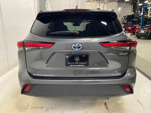 Photo of 2021 Blizzard Pearl Toyota Highlander Hybrid