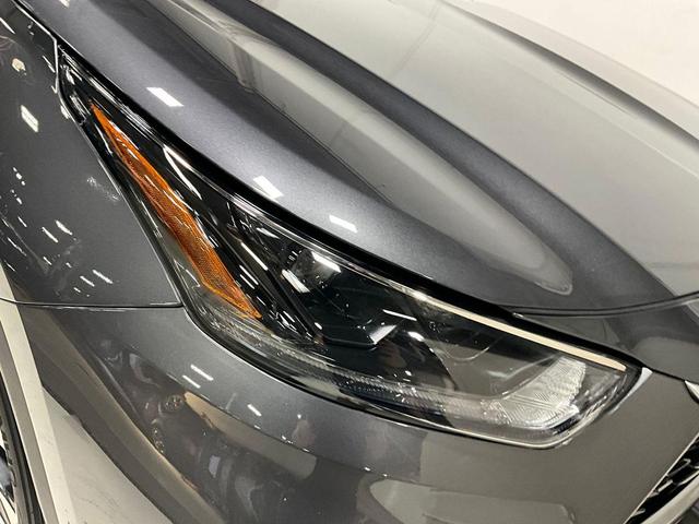 Photo of 2021 Blizzard Pearl Toyota Highlander Hybrid