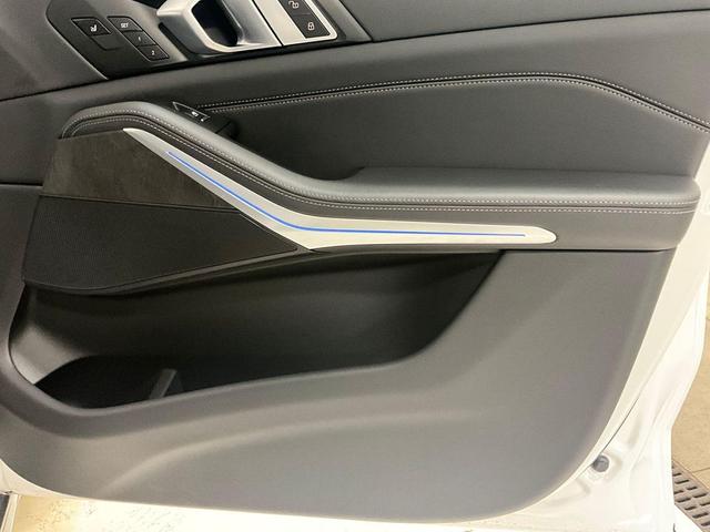 Photo of 2023 Mineral White Metallic BMW X5 PHEV