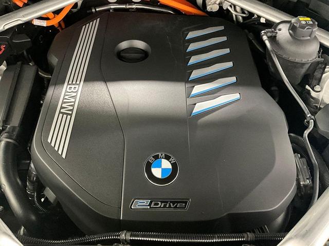 Photo of 2023 Mineral White Metallic BMW X5 PHEV