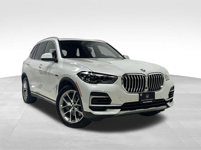 Photo of 2023 Mineral White Metallic BMW X5 PHEV