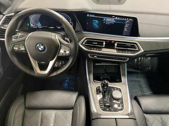 Photo of 2023 Mineral White Metallic BMW X5 PHEV