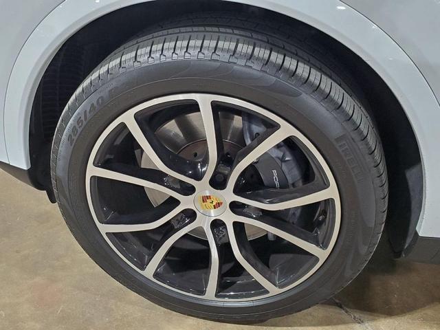 Photo of 2021 Carrara White Metallic Porsche Cayenne