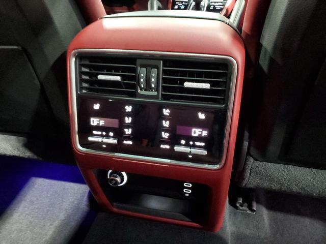 Photo of 2021 Carrara White Metallic Porsche Cayenne
