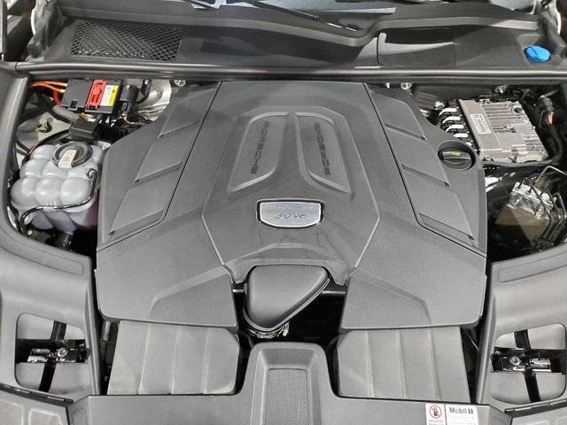 Photo of 2021 Carrara White Metallic Porsche Cayenne