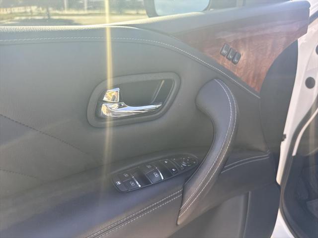 Photo of 2017 Majestic White INFINITI QX80