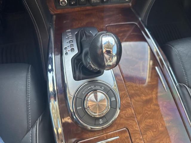 Photo of 2017 Majestic White INFINITI QX80