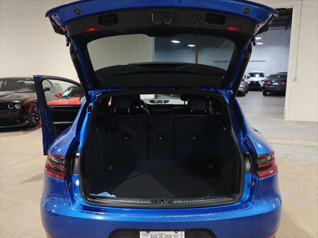 Photo of 2017 Sapphire Blue Metallic Porsche Macan