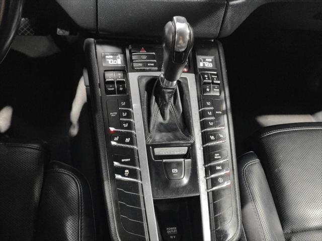 Photo of 2017 Sapphire Blue Metallic Porsche Macan