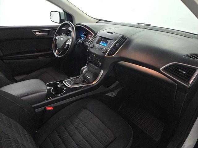 Photo of 2017 White Ford Edge