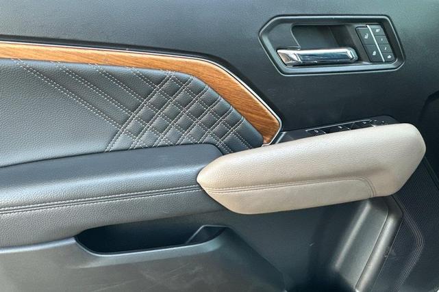 Photo of 2023 Summit White GMC Canyon