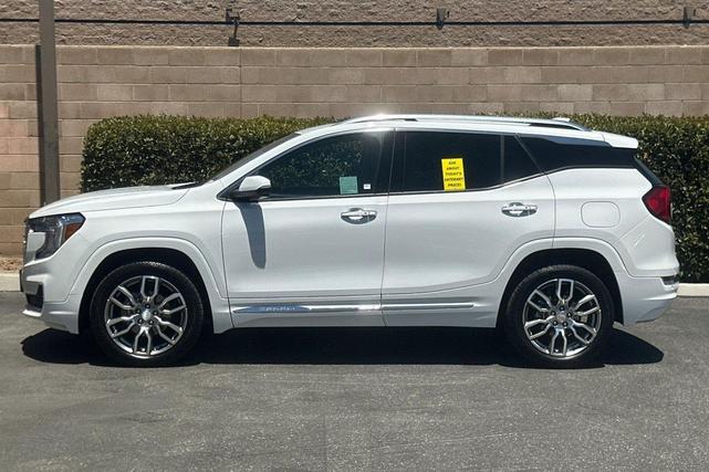 Photo of 2023 Summit White GMC Terrain