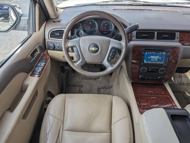 Photo of 2011 White Diamond Tricoat Chevrolet Suburban