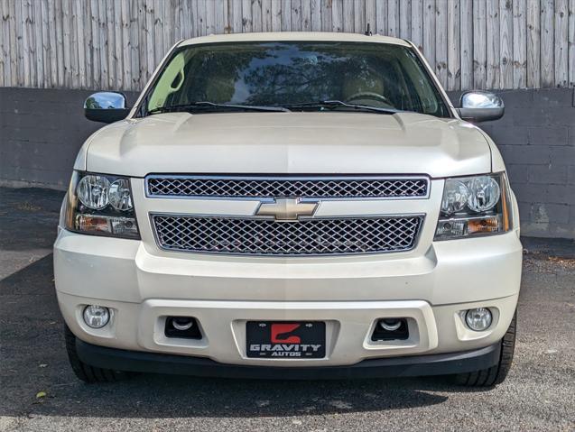 Photo of 2011 White Diamond Tricoat Chevrolet Suburban