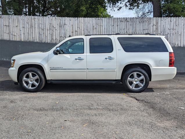 Photo of 2011 White Diamond Tricoat Chevrolet Suburban