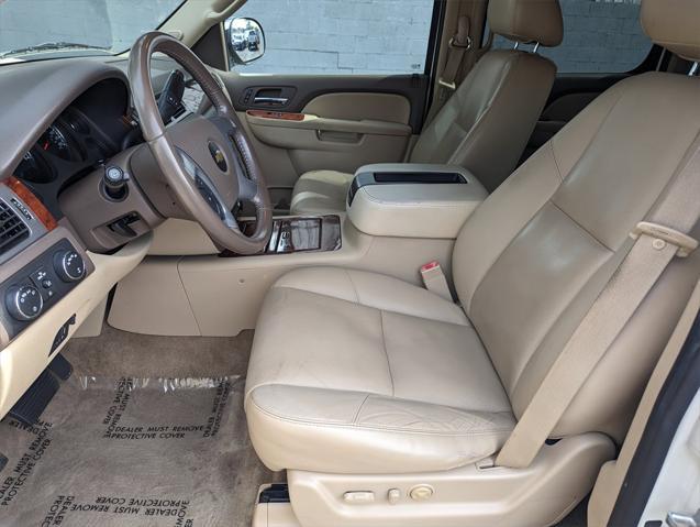 Photo of 2011 White Diamond Tricoat Chevrolet Suburban